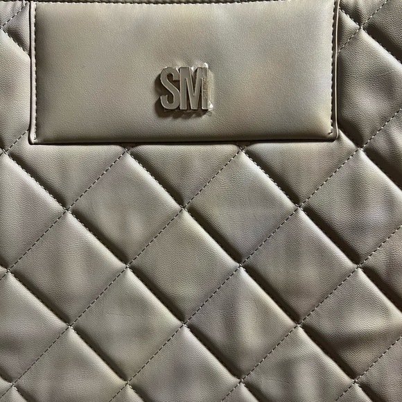 🖤🖤NWT-STEVE MADDEN Gray Faux Leather
Quilted Large Shoulder Bag🖤🖤 - Picture 8 of 12